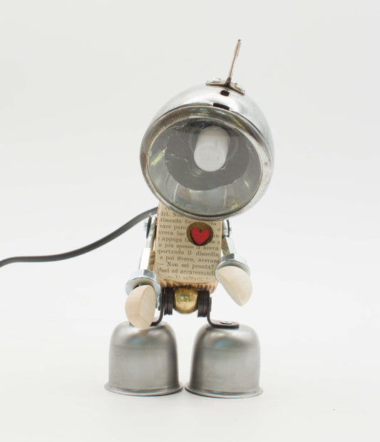 Lampada robot artigianale con testa cromata e corpo in metallo riciclato pezzo unico con cuore rosso vintage