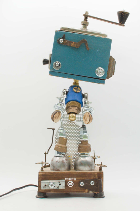 Lampada robot artigianale in metallo riciclato con testa rettangolare verde e base in legno con scritta plastic