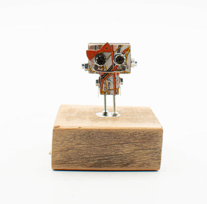 spilla robot in legno tagliato a laser. Spilla fatta a mano