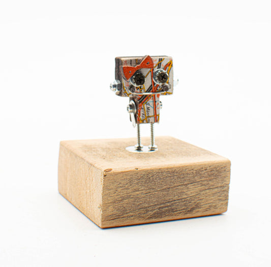 spilla robot in legno tagliato a laser. Spilla fatta a mano