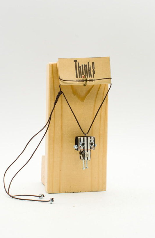 Ciondolino robot in legno tagliato a laser. Collana pendente fatta a mano