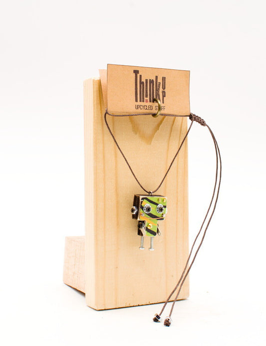 Ciondolino robot in legno tagliato a laser. Collana pendente fatta a mano
