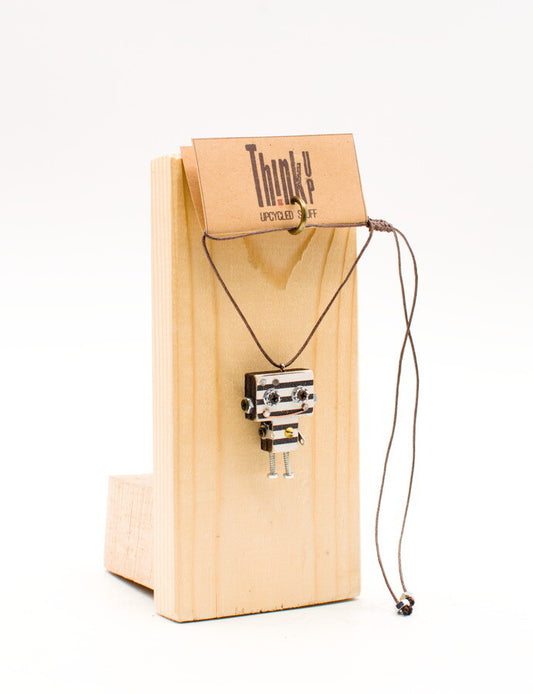 Ciondolino robot in legno tagliato a laser. Collana pendente fatta a mano