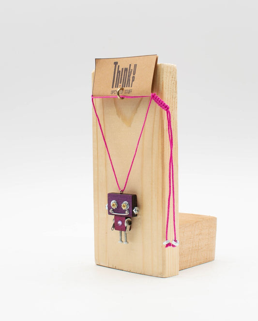 Ciondolino robot in legno tagliato a laser. Collana pendente fatta a mano