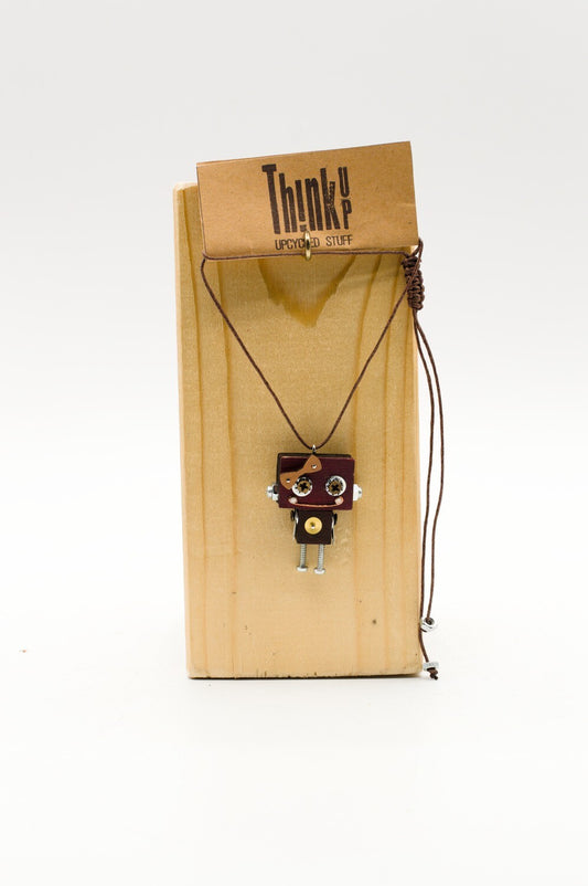 Ciondolino robot in legno tagliato a laser. Collana pendente fatta a mano