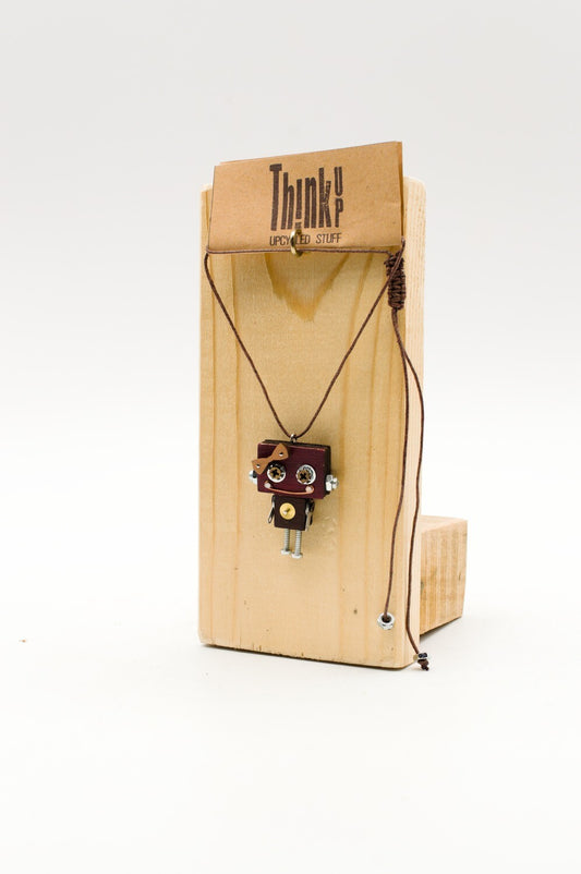 Ciondolino robot in legno tagliato a laser. Collana pendente fatta a mano