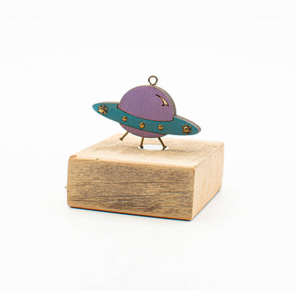 spilla robot in legno tagliato a laser. Spilla fatta a mano