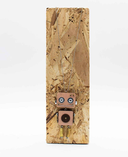 Ciondolo robot in legno tagliato a laser. Collana pendente fatta a mano
