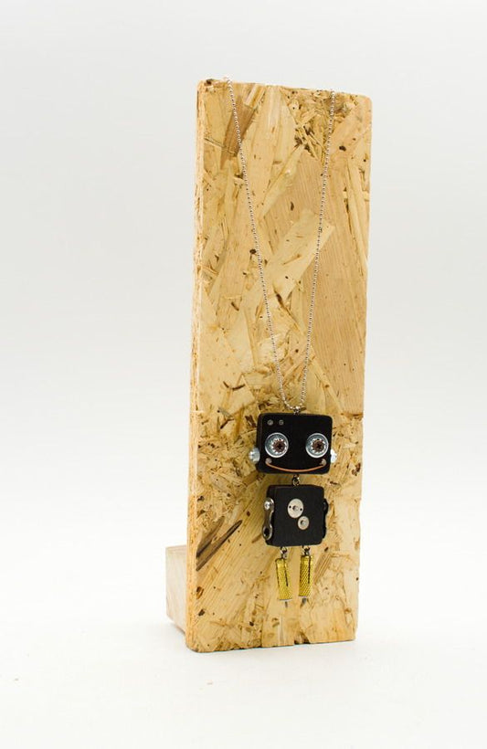 Ciondolo robot in legno tagliato a laser. Collana pendente fatta a mano
