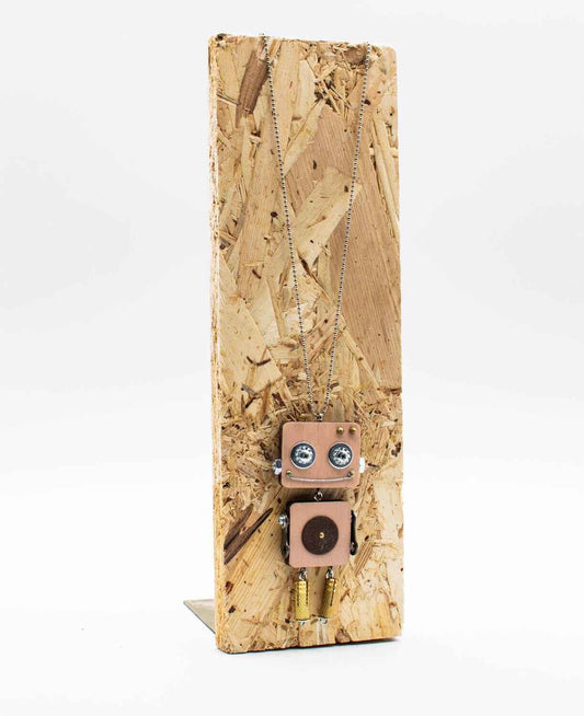 Ciondolo robot in legno tagliato a laser. Collana pendente fatta a mano