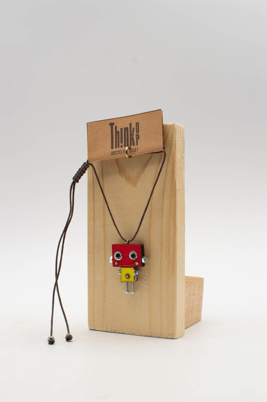 Ciondolino robot in legno tagliato a laser. Collana pendente fatta a mano