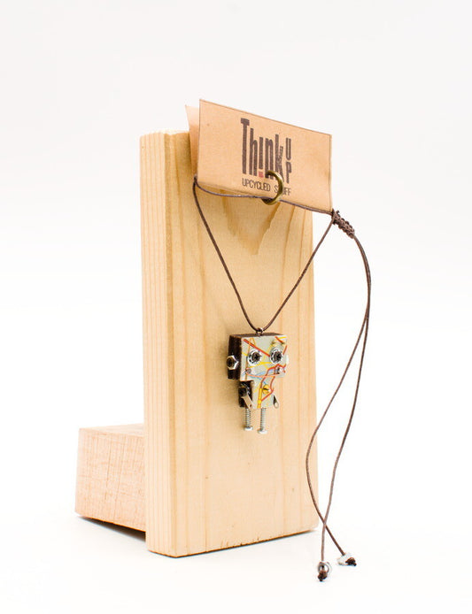 Ciondolino robot in legno tagliato a laser. Collana pendente fatta a mano