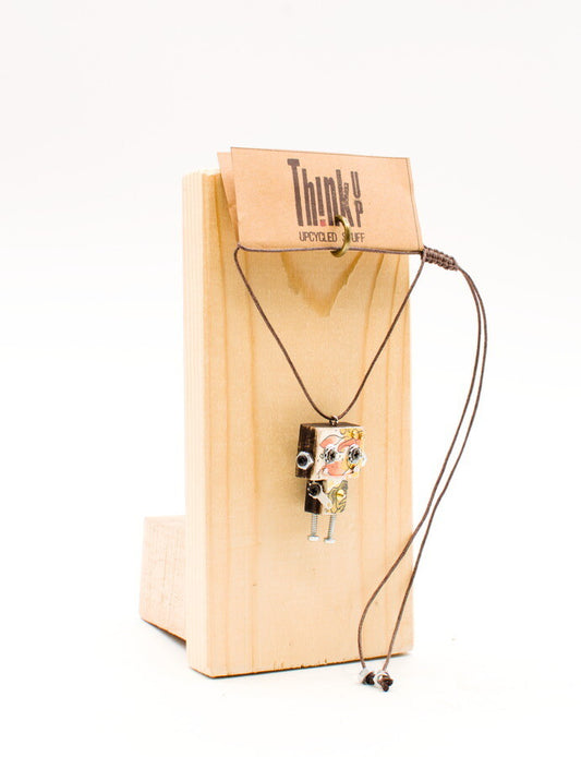 Ciondolino robot in legno tagliato a laser. Collana pendente fatta a mano