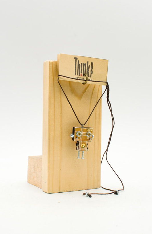 Ciondolino robot in legno tagliato a laser. Collana pendente fatta a mano