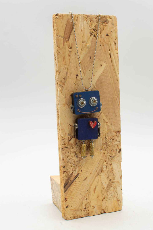 Ciondolo robot in legno tagliato a laser. Collana pendente fatta a mano