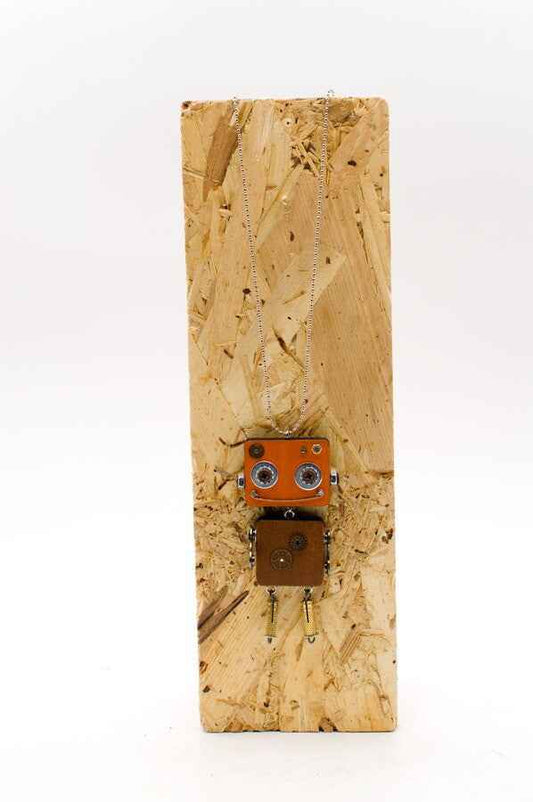Ciondolo robot in legno tagliato a laser. Collana pendente fatta a mano