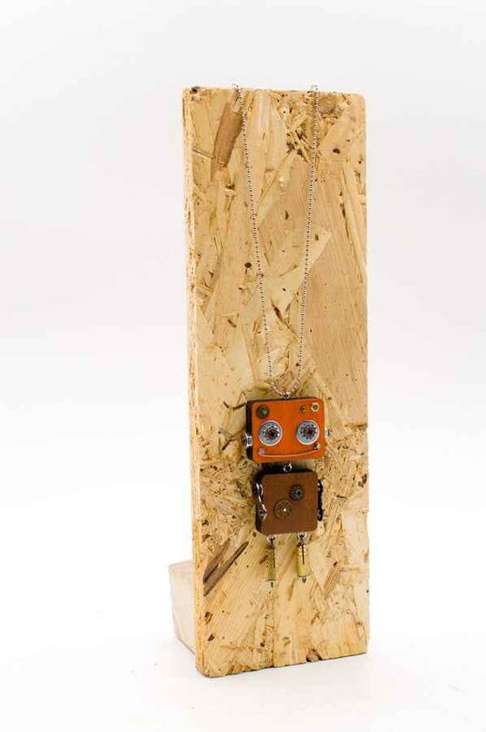 Ciondolo robot in legno tagliato a laser. Collana pendente fatta a mano