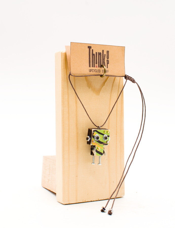 Ciondolino robot in legno tagliato a laser verde e nero con cordino intrecciato marrone collana pendente fatta a mano