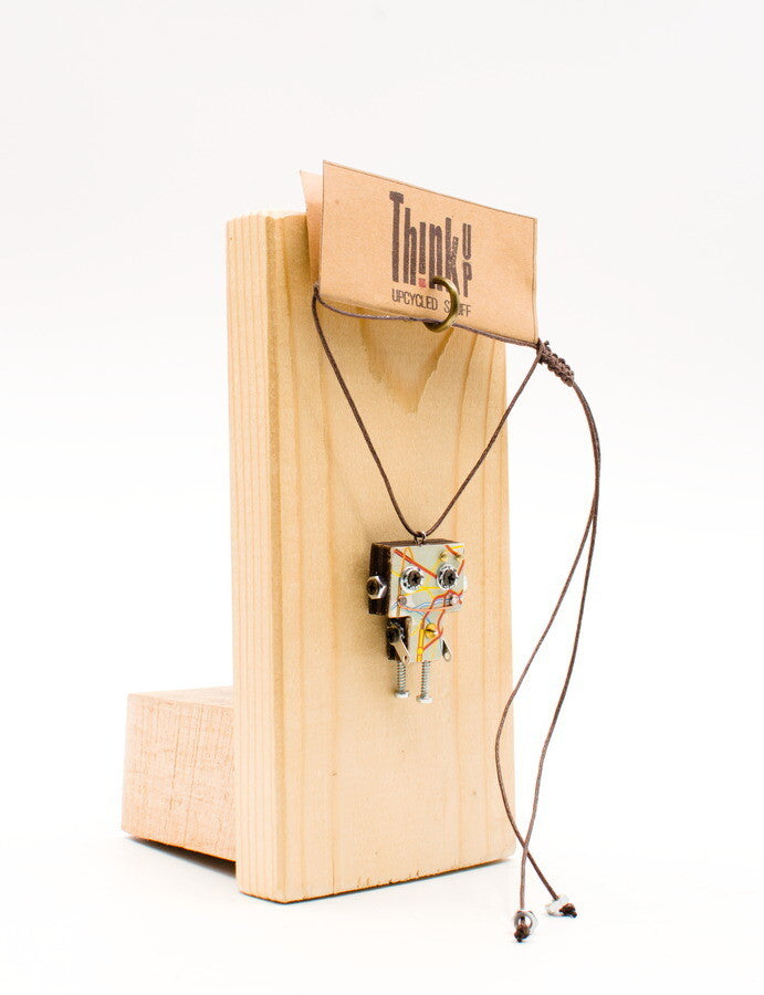Ciondolino robot in legno tagliato a laser collana pendente fatta a mano in circuiti elettronici riciclati nero e argento