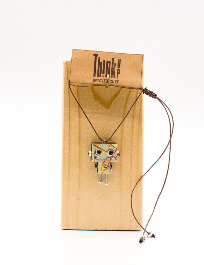 Ciondolino robot in legno tagliato a laser con design colorato a circuito stampato e viti metalliche pendente fatto a mano