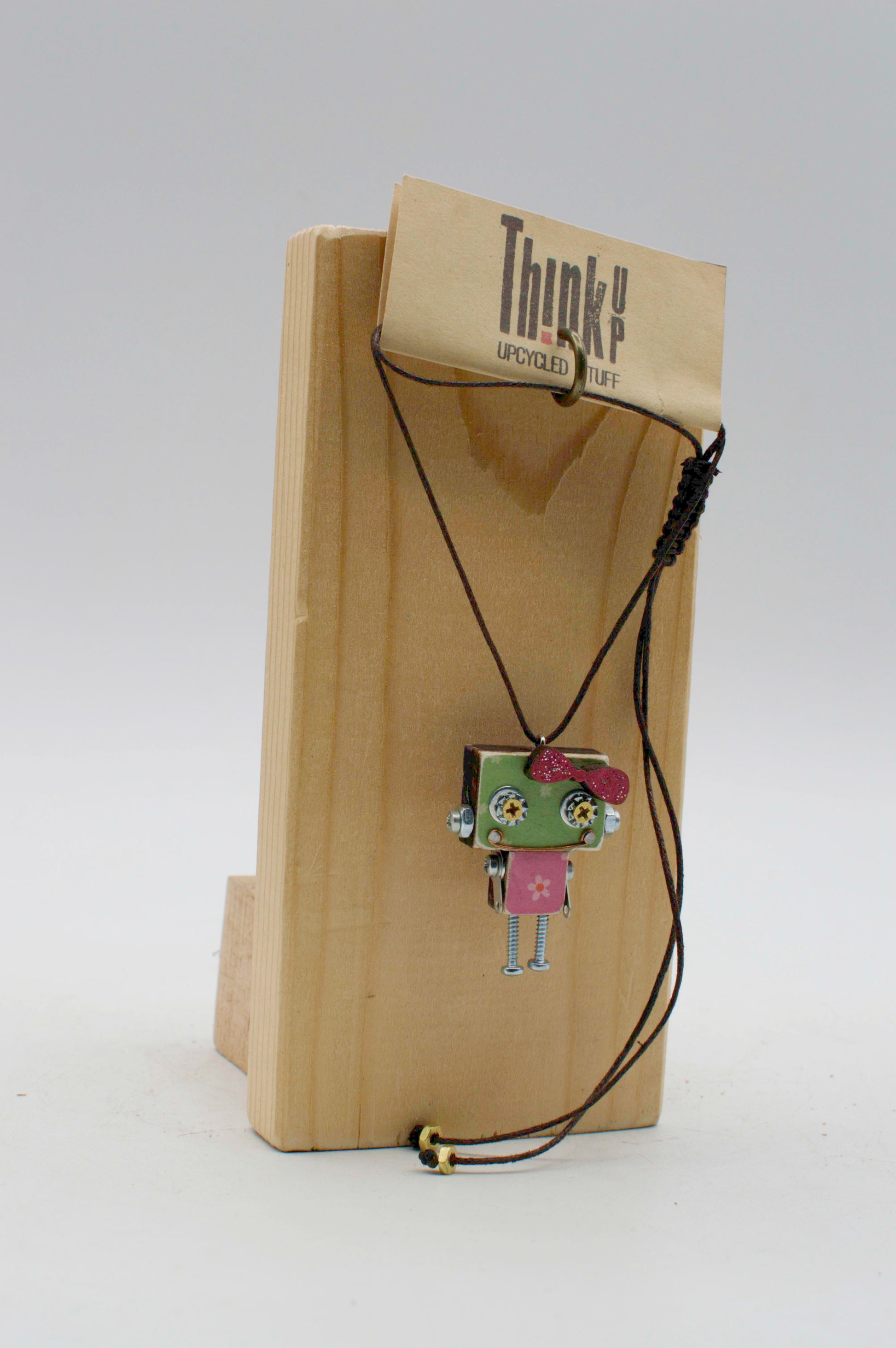 Ciondolino robot in legno tagliato a laser collana pendente fatta a mano con robot verde e rosa e ingranaggi metallici su supporto in legno