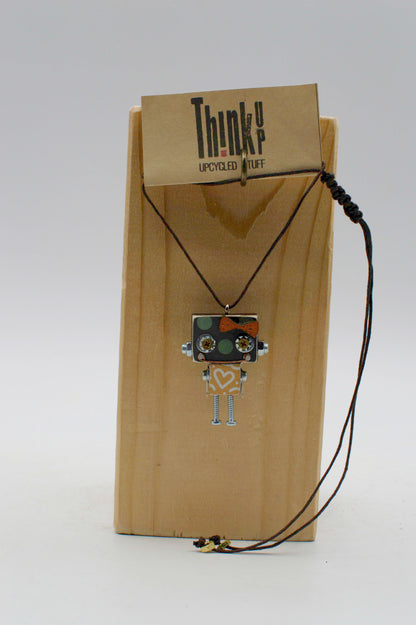 Ciondolino robot in legno tagliato a laser collana pendente nero e argento con cuore fatto a mano su supporto in legno
