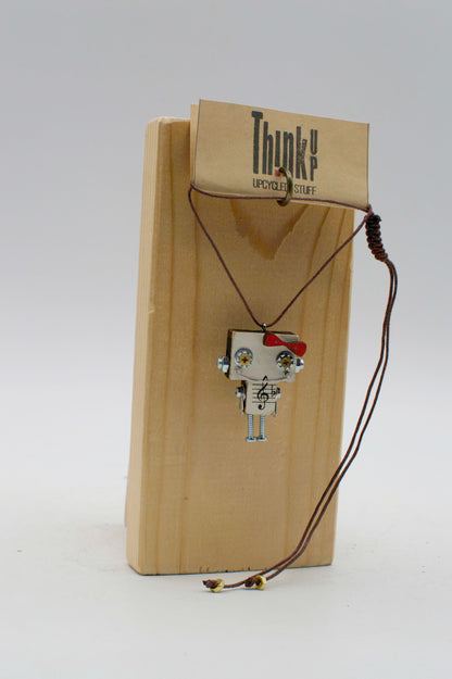 Ciondolo robot in legno tagliato a laser con pendente in argento e perline giallo-verdi su cordino nero