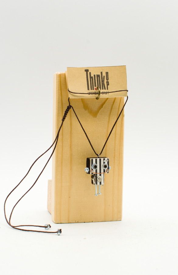 Ciondolino robot in legno tagliato a laser collana pendente nero e argento con corda intrecciata su supporto in legno