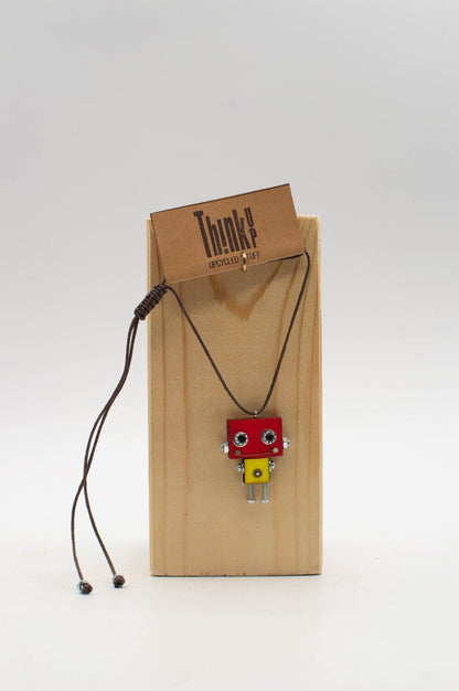Ciondolino robot in legno tagliato a laser rosso e giallo con collana pendente fatta a mano e corda intrecciata marrone