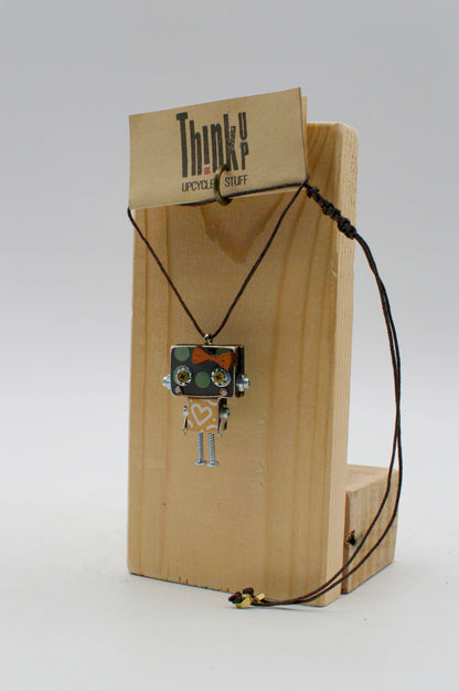 Ciondolino robot in legno tagliato a laser con pendente a forma di robot argentato e cuore inciso sul petto su supporto in legno