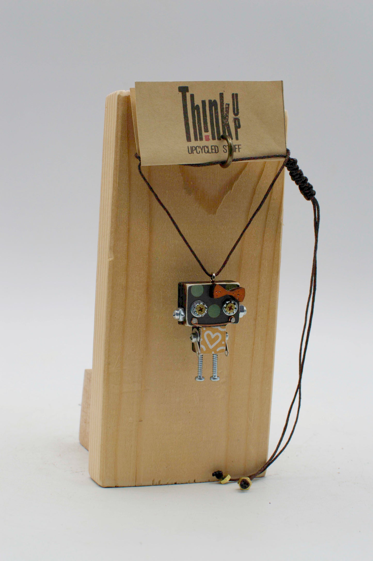 Ciondolino robot in legno tagliato a laser collana pendente fatta a mano con robot nero e argento e dettaglio a cuore
