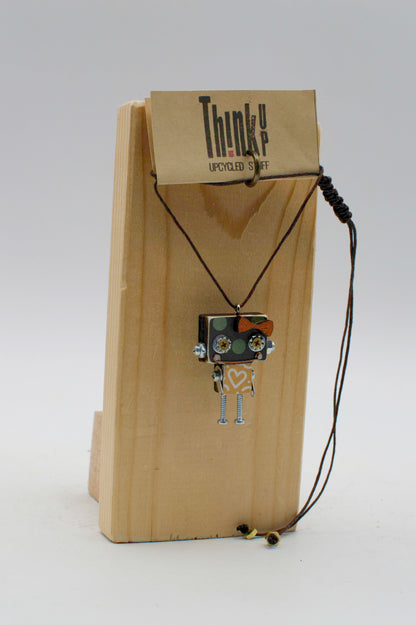 Ciondolino robot in legno tagliato a laser collana pendente fatta a mano con robot nero e argento e dettaglio a cuore