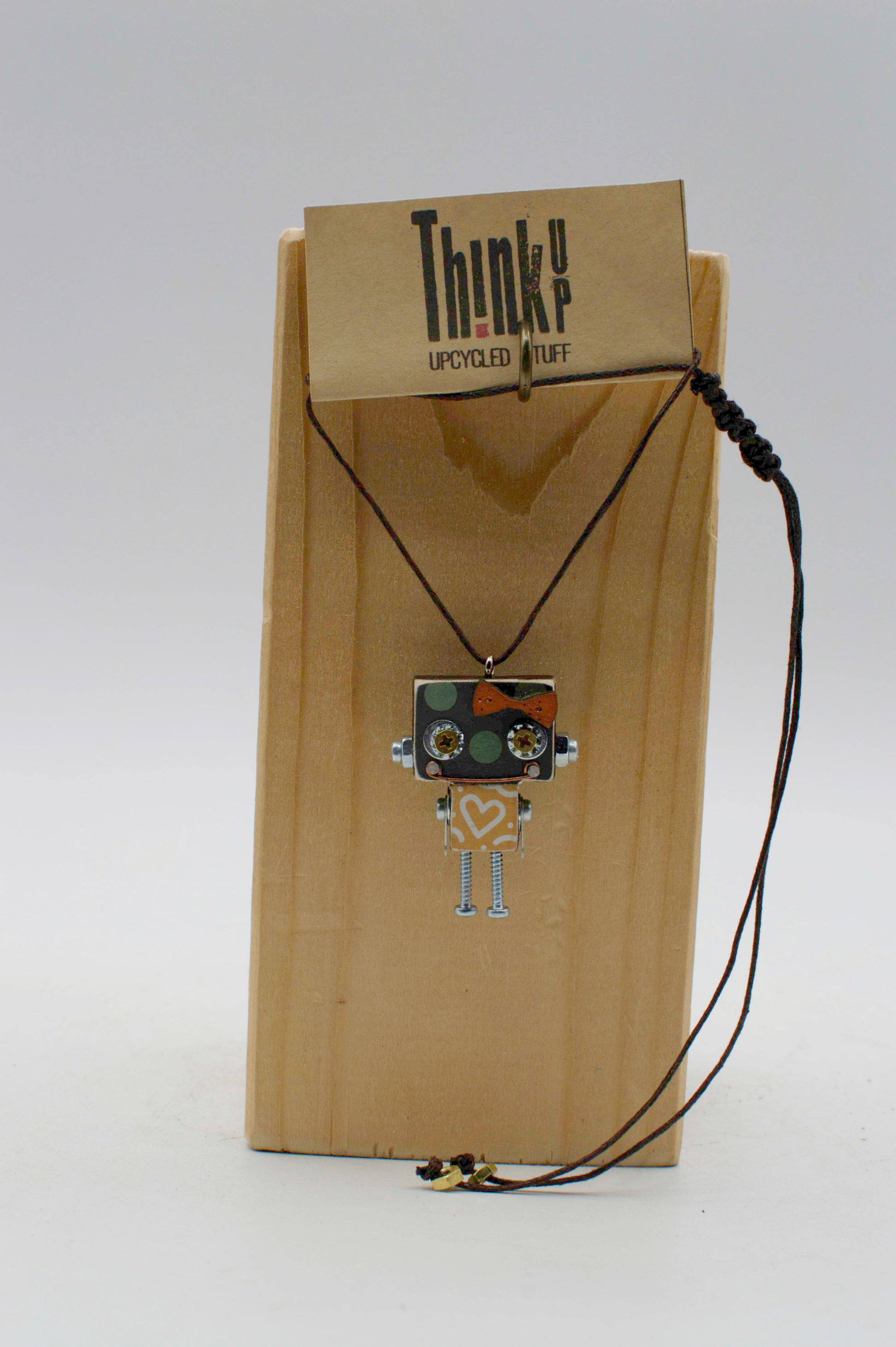 Ciondolo robot in legno tagliato a laser con design a cuore nero e argento su supporto in legno collezione handmade