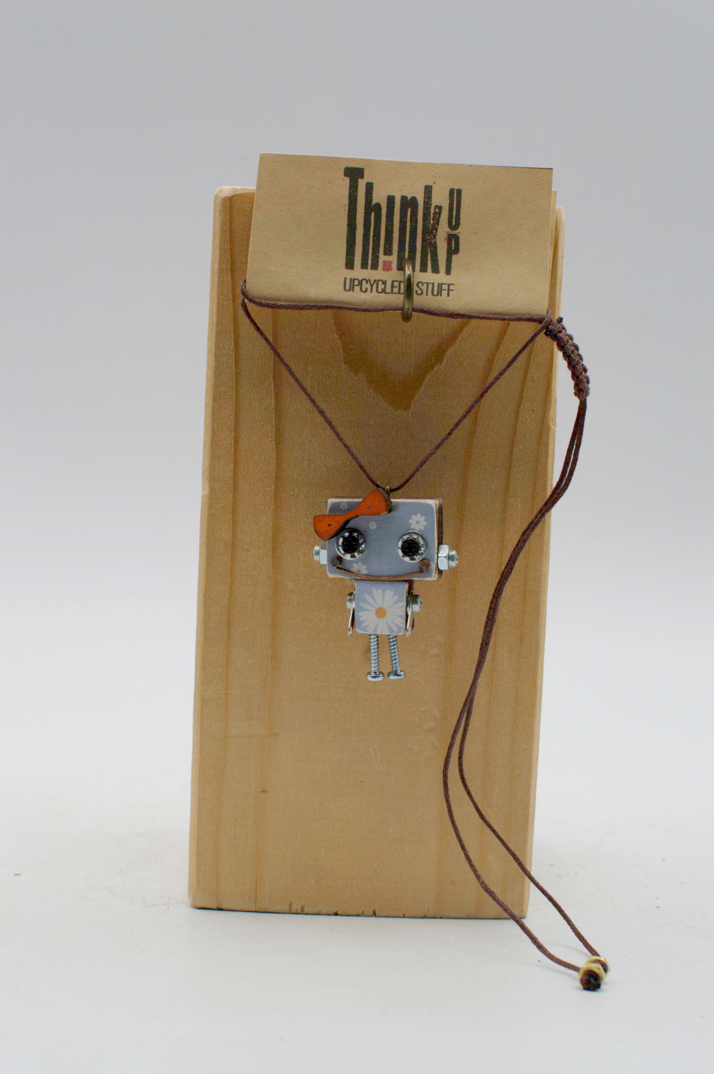 Ciondolino robot in legno tagliato a laser con pendente a forma di robot argento con margherita bianca e corda intrecciata marrone scuro