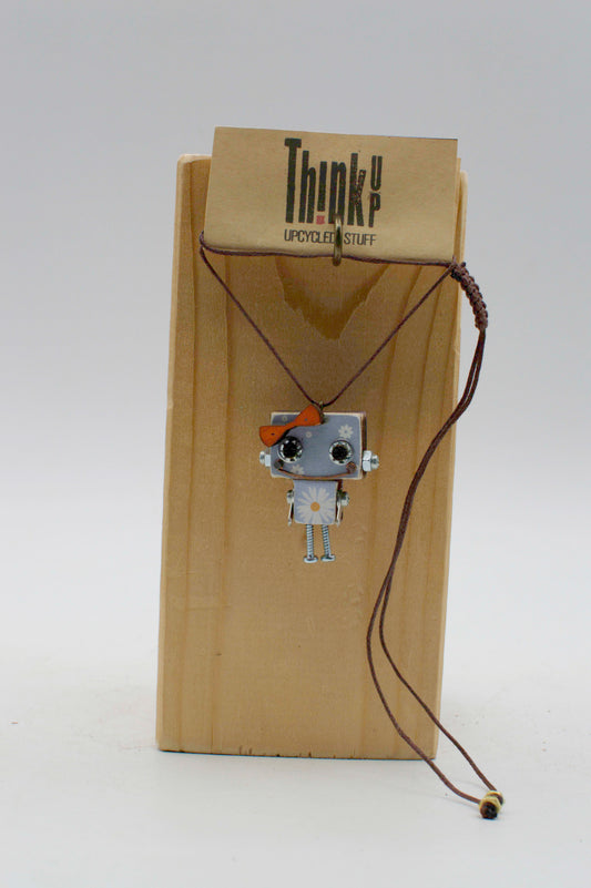 Ciondolino robot in legno tagliato a laser con pendente a forma di robot argento con margherita bianca e corda intrecciata marrone scuro
