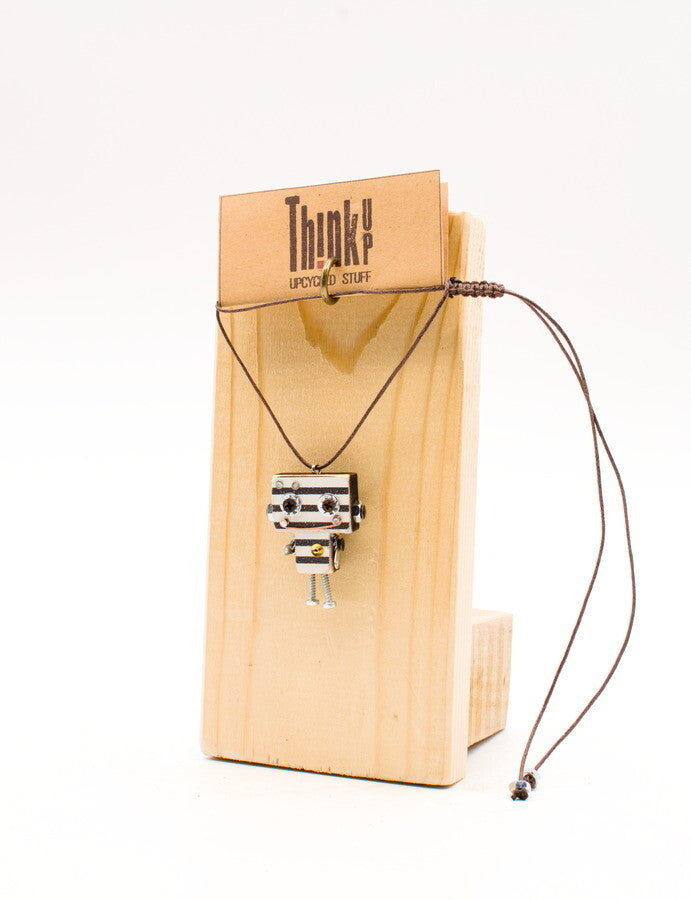 Ciondolino robot in legno tagliato a laser collana pendente con finitura metallica argento e accenti neri su cordino marrone