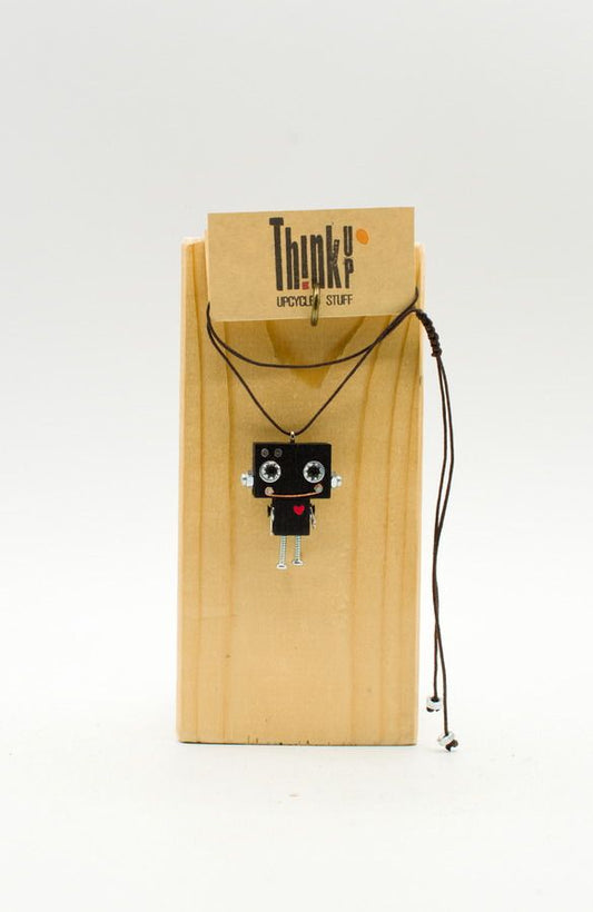 Ciondolo robot nero con cuore rosso e accenti argento in legno tagliato a laser su stand di legno