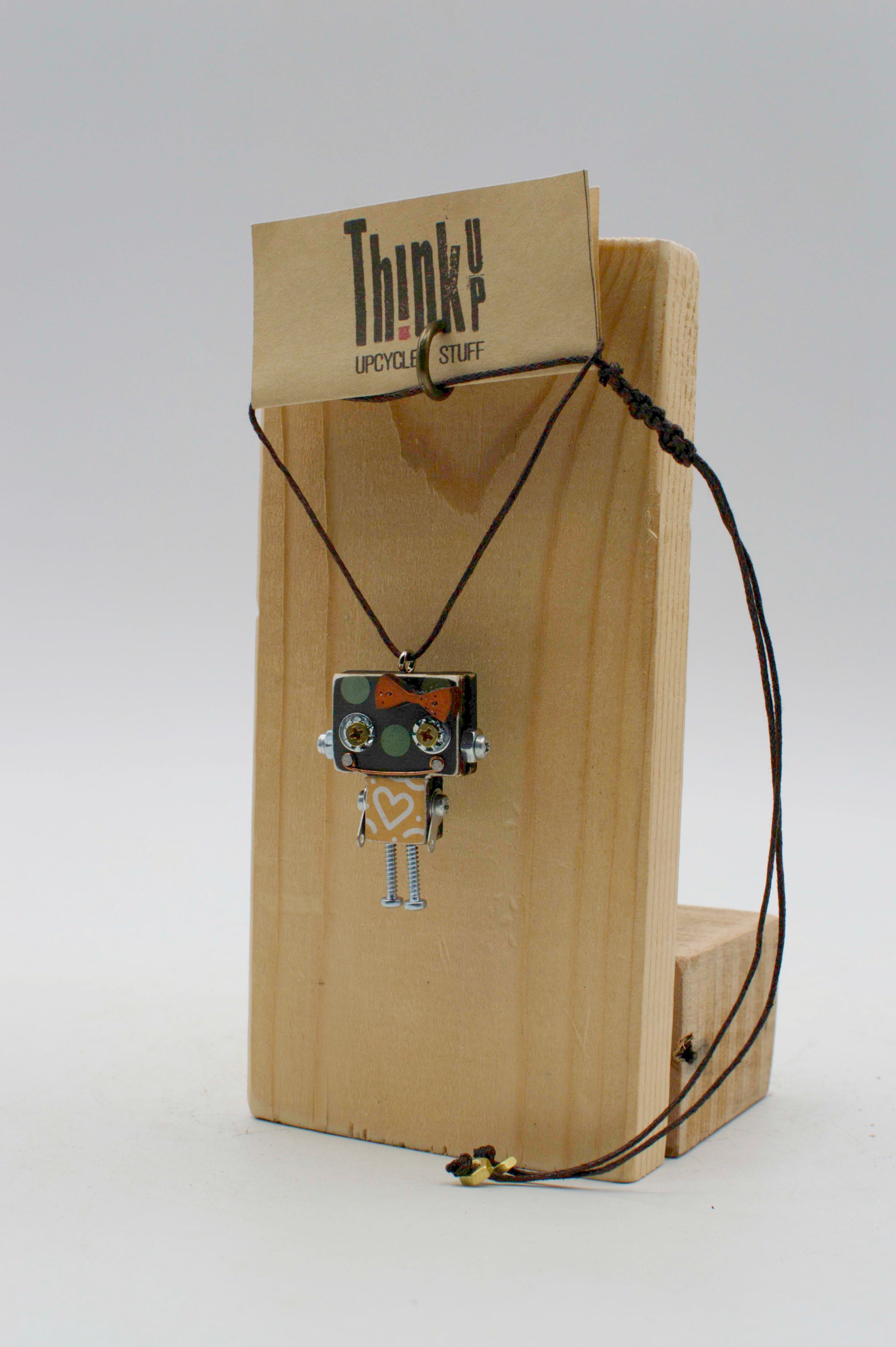 Ciondolino robot in legno tagliato a laser con pendente a forma di robot argento e cuore fatto a mano su supporto in legno