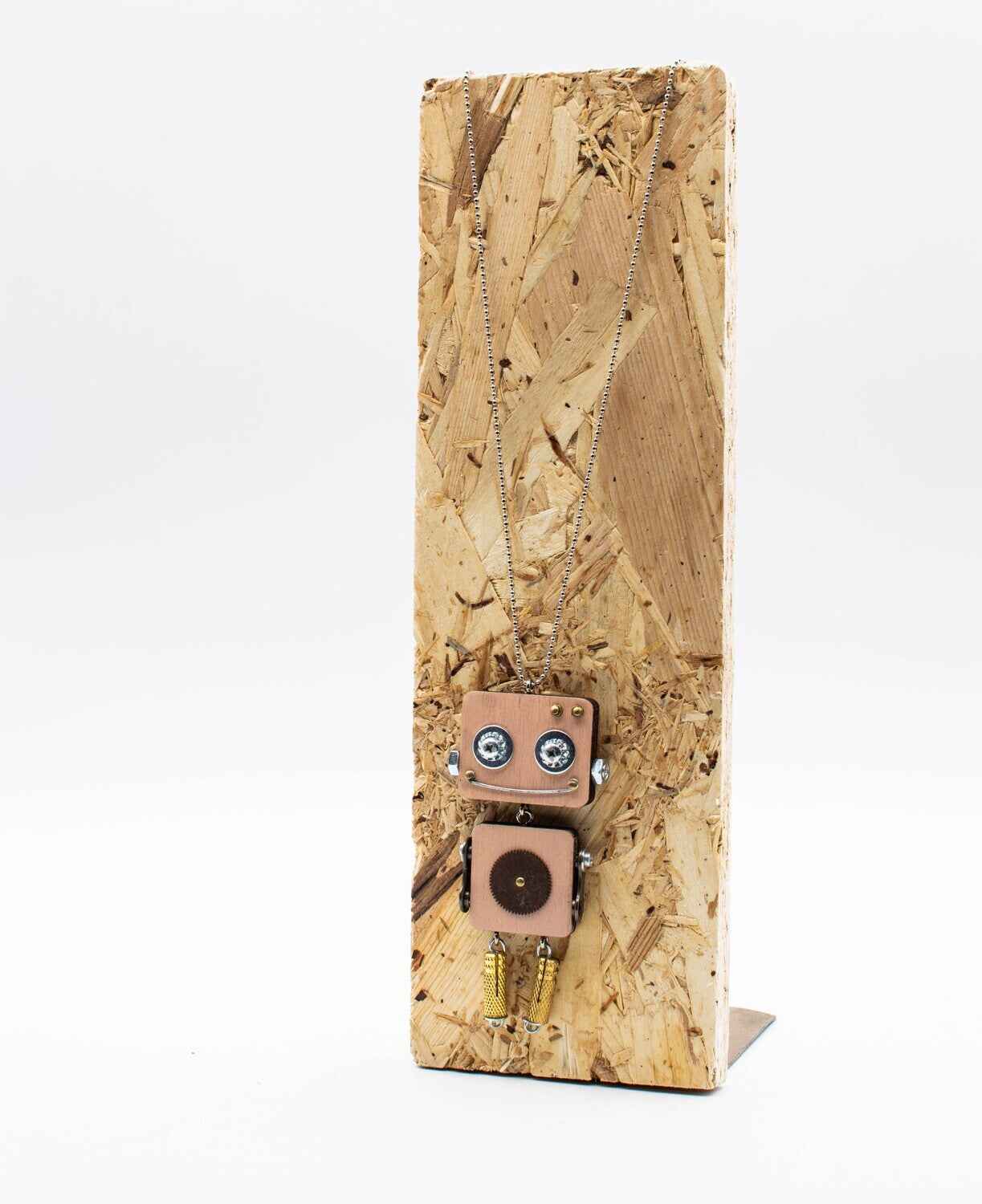 Ciondolo robot in legno tagliato a laser. Collana pendente fatta a mano