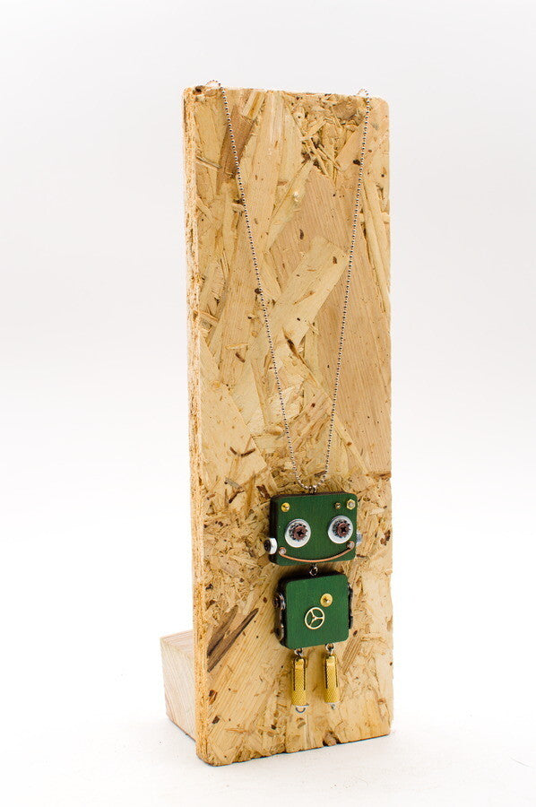 Ciondolo robot in legno tagliato a laser verde con occhi metallici e dettagli dorati collana pendente fatta a mano