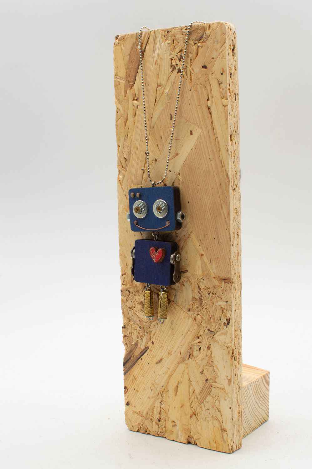 Ciondolo robot in legno tagliato a laser. Collana pendente fatta a mano