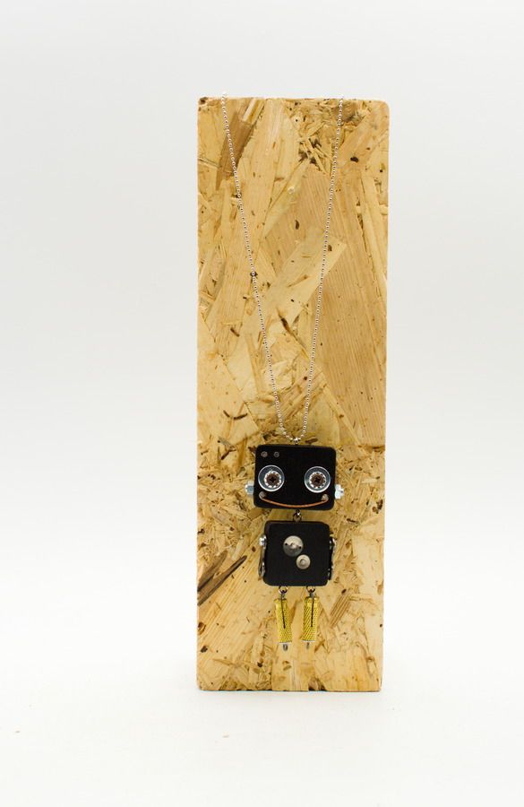 Ciondolo robot in legno nero tagliato a laser con occhi argento e sorriso, collana pendente fatta a mano