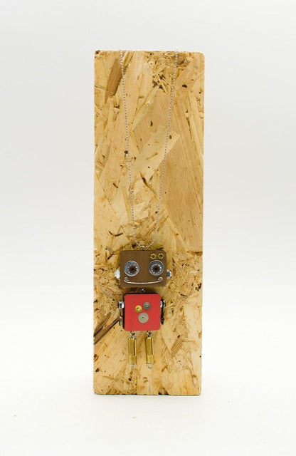 Ciondolo robot in legno tagliato a laser rosso e ottone con occhi tondi argentati su catena delicata fatto a mano
