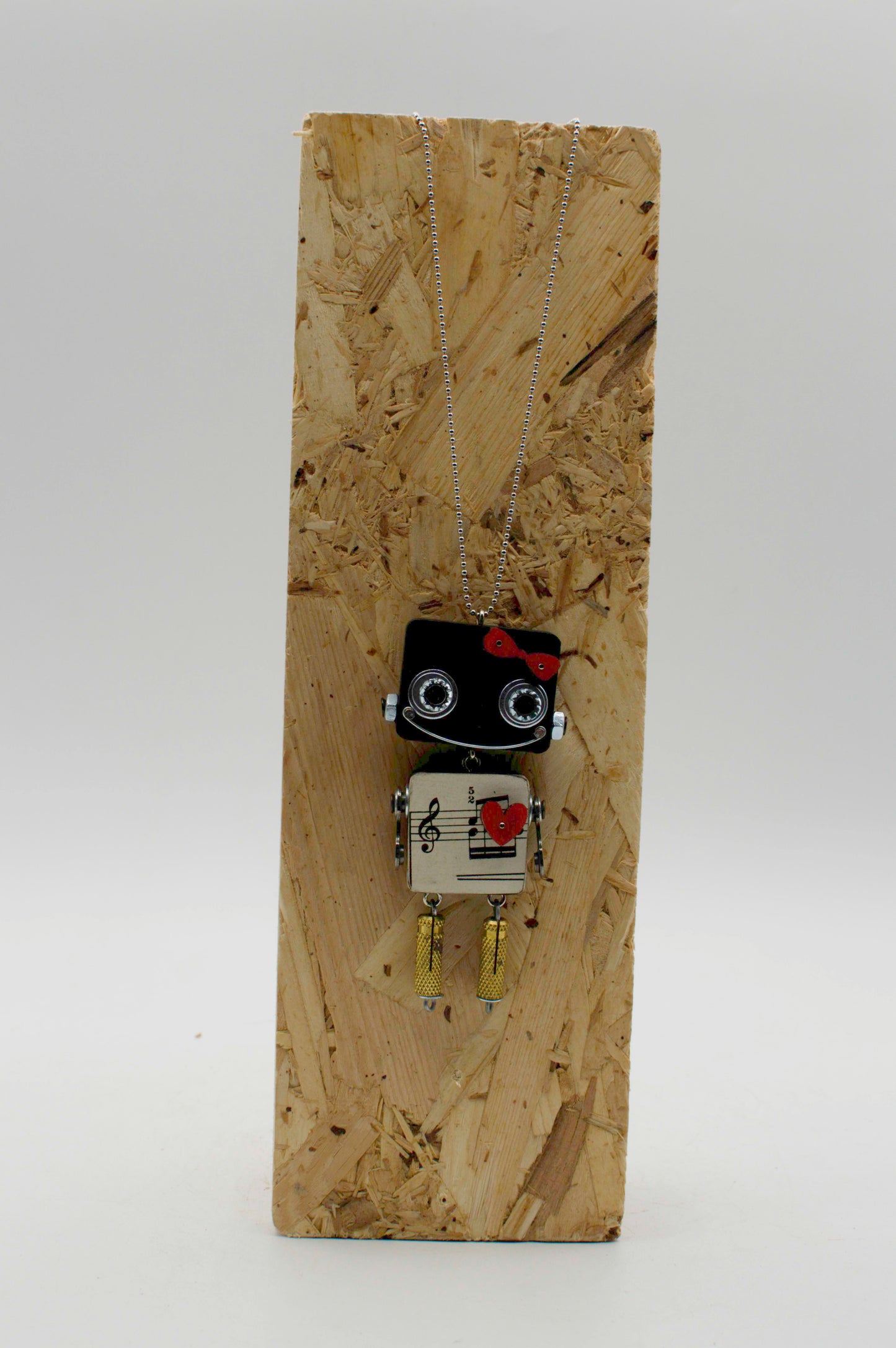 Ciondolo robot in legno tagliato a laser nero e bianco con note musicali e dettagli argento fatto a mano