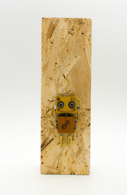 Ciondolo robot in legno giallo tagliato a laser con dettagli metallici e catena delicata fatto a mano