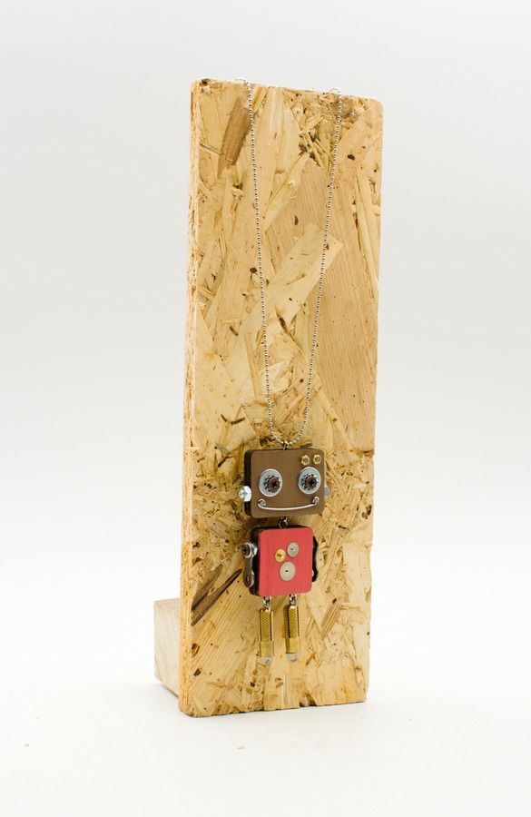 Ciondolo robot in legno tagliato a laser con testa marrone rettangolare e corpo rosso quadrato fatto a mano