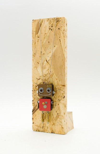 Ciondolo robot in legno tagliato a laser rosso e ottone con occhi mobili su base in legno rustico fatto a mano