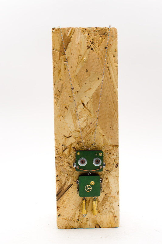 Ciondolo robot in legno verde con occhi metallici e braccia oro su catena argento collana pendente fatta a mano