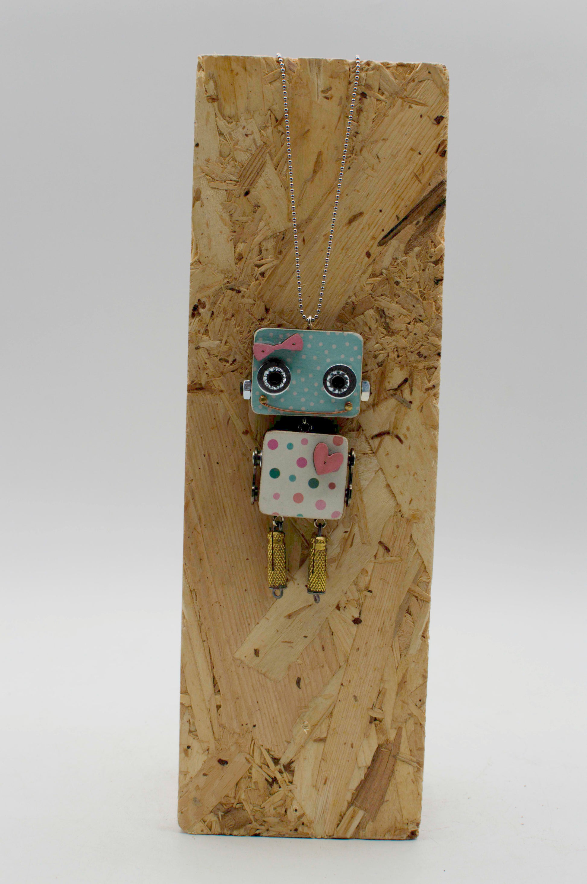 Ciondolo robot in legno tagliato a laser con testa quadrata argento occhi neri fiocco rosa e corpo bianco a pois colorati