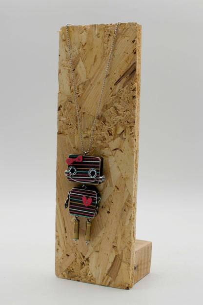 Ciondolo robot in legno tagliato a laser a righe nere e rosse con collana pendente in argento fatta a mano